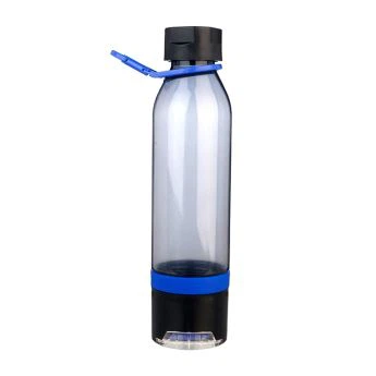 Vesipullo, jossa pyyhe ja matkapuhelimen haltija